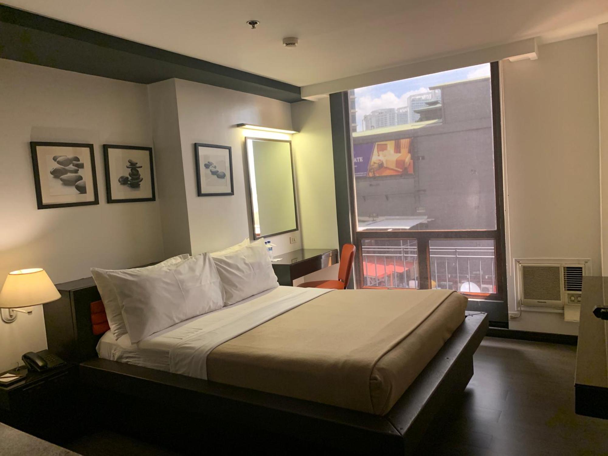 Ritz Astor Hotel Makati City Exteriör bild