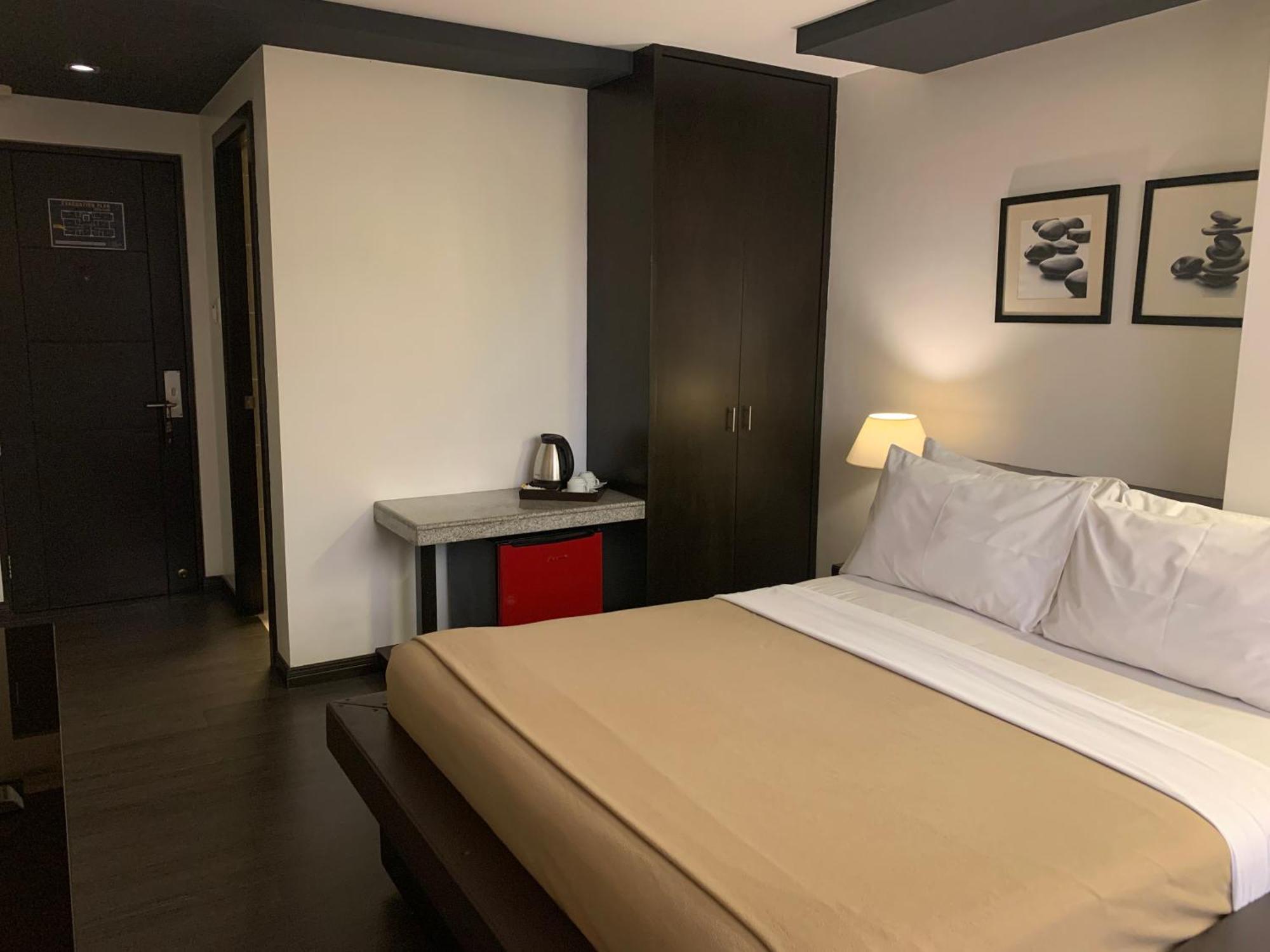Ritz Astor Hotel Makati City Exteriör bild