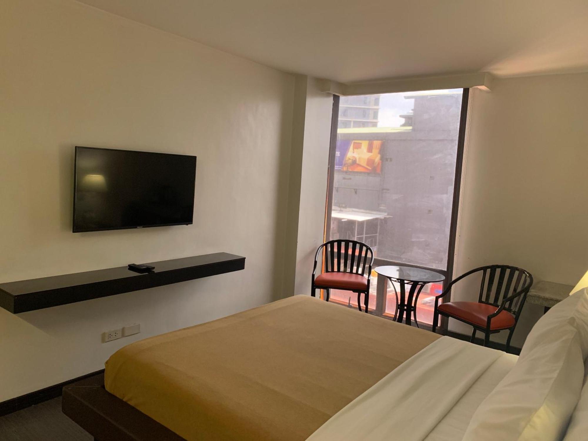 Ritz Astor Hotel Makati City Exteriör bild