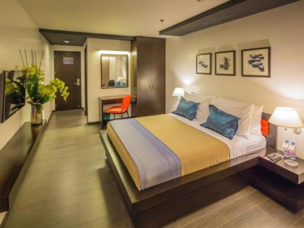 Ritz Astor Hotel Makati City Exteriör bild