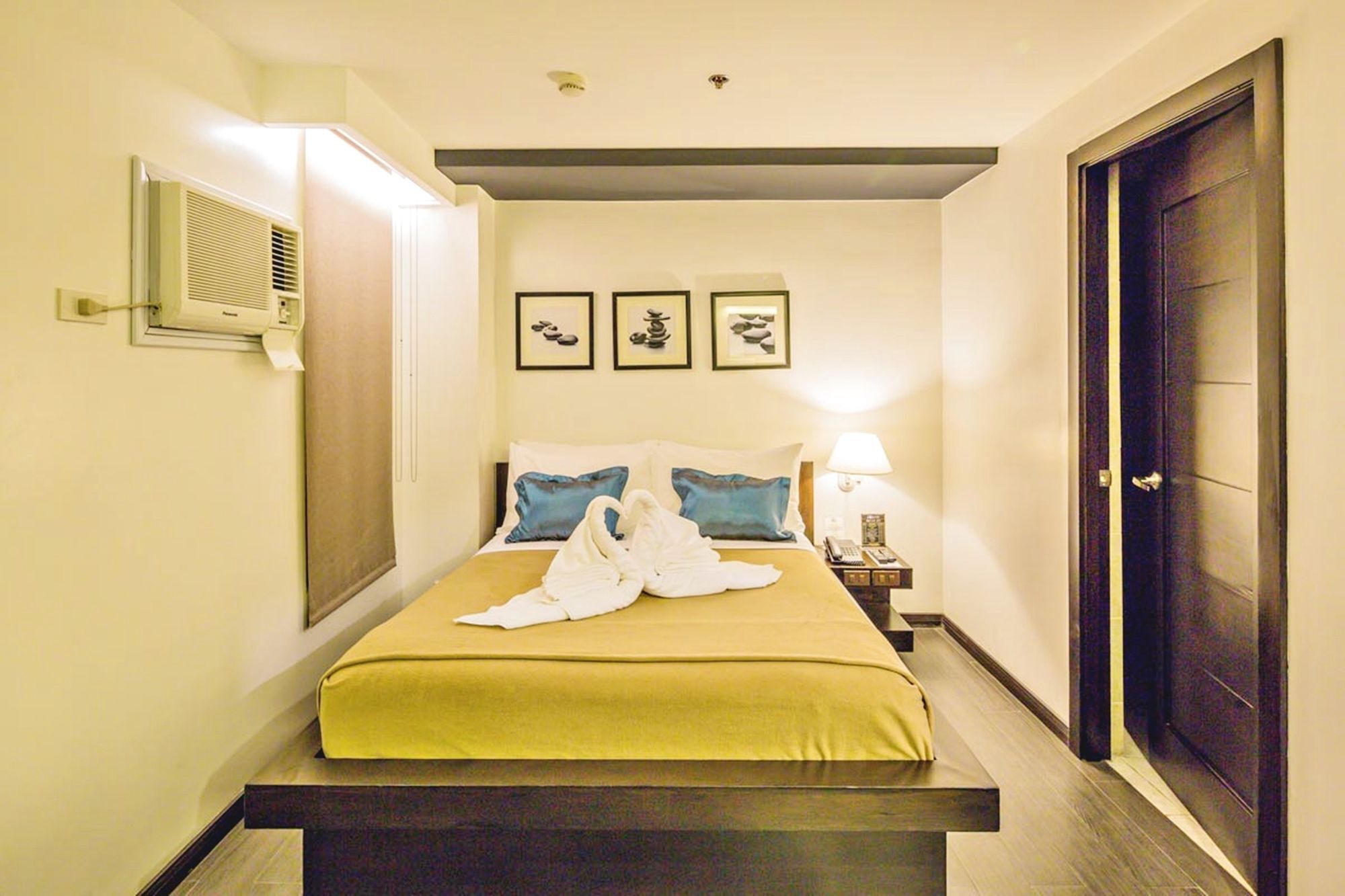 Ritz Astor Hotel Makati City Exteriör bild