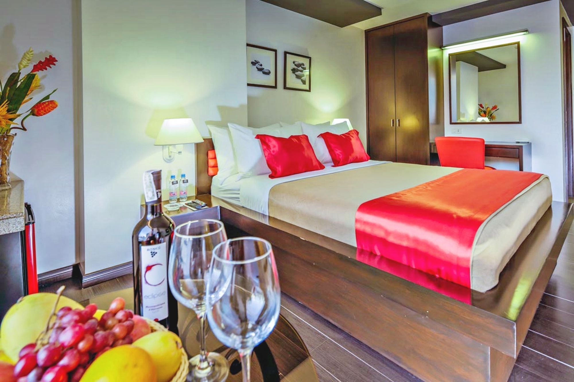 Ritz Astor Hotel Makati City Exteriör bild