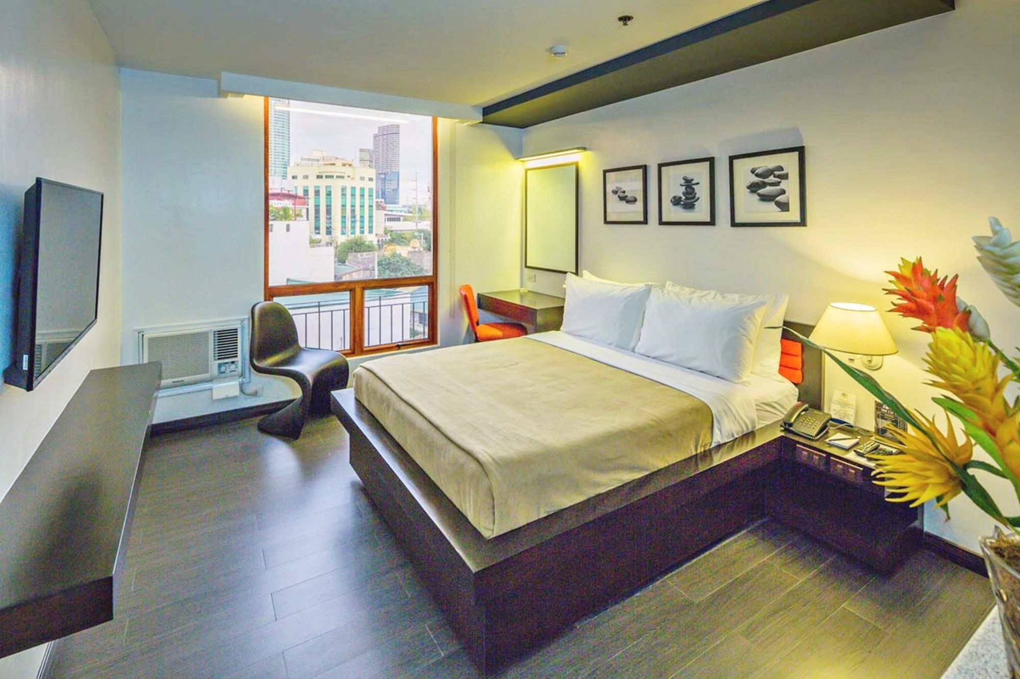 Ritz Astor Hotel Makati City Exteriör bild